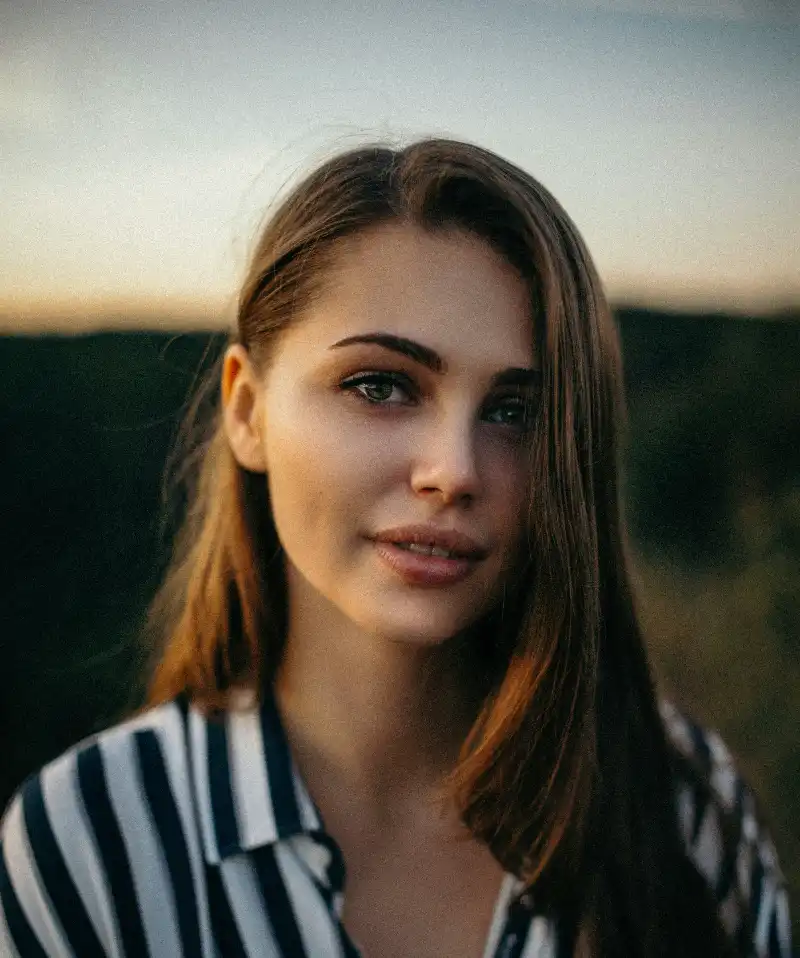 Cute brunette woman looking at the camera